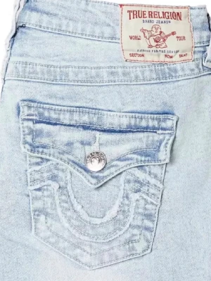 Ljusblå True Religion joey jeans - Säljer ett par ljusblå jeans från True Religion med ikoniska bakfickor och snygga kontrastsömmar. Jeansen har bootcut/flare modell och klassisk knappstängning. Materialet är jeans i bomull och passformen är relaxed med låg midja. 🩷 köpt för 1300kr🩷🙌 helt nytt skick har bara använt hemma en gång i en kort stund, tvättade en gång🩷
