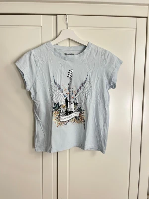 Zadig Voltaire T-shirt  - Säljer nu min jättefina Zadig Voltaire t-shirt.  Kolla in min profil där säljer jag fler Zadig tröjor, om man köper flera kan man få bättre pris. Tryck inte på köp nu utan kontakta mig först😊