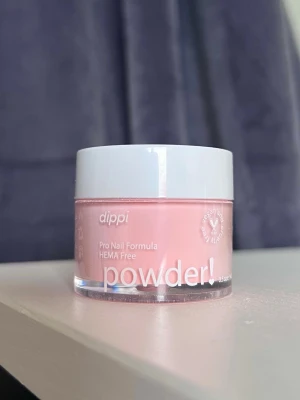 Dipulver från dippi i färgen ’Peachy’ - Säljer ett dippulver från Dippi i färgen Peachy. Pudret är persikofärgat och veganskt samt cruelty free. Använt en gång.