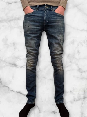 Dondup Jeans George - Dondup Jeans George trendigaste jeansen på marknaden. Skick 9/10 Nypris runt 4000kr Säljs för 1049kr(Modellen har original slitningar ifrån fabrik vilket är väldigt eftertraktat och populärt)