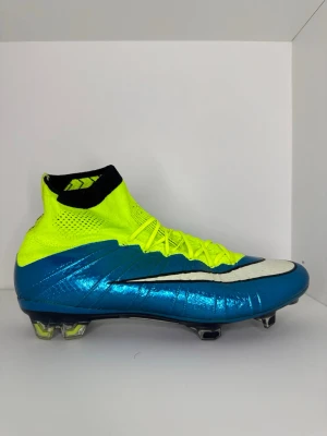 Nike fotbollsskor blå och neongula - Ett par helt nya mercurial Superfly 4 ovanligt att hitta det nuförtiden.