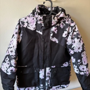 Jacka - Svart skidjacka i storlek 146/152.