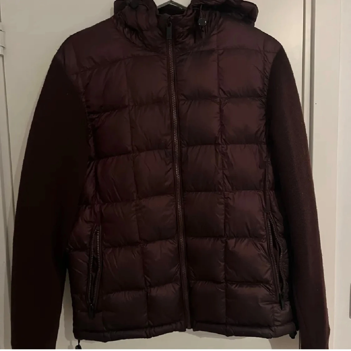 Vinröd pufferjacka med huva - 1