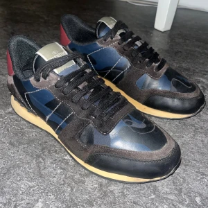 Valentino rockrunner - Skön colorway | skick 8/10✅| skriv vid frågor eller funderingar! Pris kan diskuteras vid snabb affär! Storlek 43 Självklart äkta! Dem trendiga höst/vinter skorna