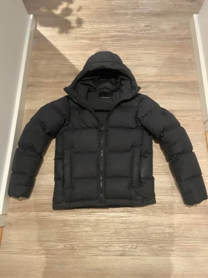 Svart rivel down jacka från Peak Performance - Säljer en svart pufferjacka från Peak Performance. Rivel down se lapp. Modell är 188 passar mellan 180-190. Extremt bra skick. 