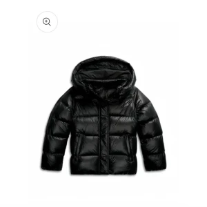 Belle boutique jacka - Säljer en svart puffer jacka från belle boutique, har aldrig använt den fick hem den förra veckan. Men säljer för att det inte var min storlek. Mina bilder är inte jättebra då jackan inte e upp fluffad för den har legat i ett paket. säljs för 950kr men kan diskuteras vid snabbt köp 🥰