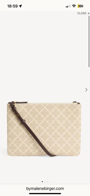 Beige kuvertväska från By Malene Birger - Säljer min beiga malmer Birger väska då jag aldrig använt den. Köpte den för 900kr. Helt oanvänd så skicket är super!