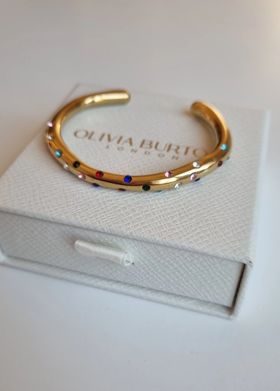 Guldigt armband med stenar - 1