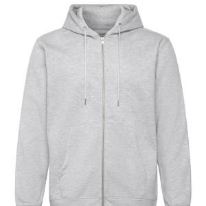 Ljusgrå hoodie med dragkedja - Snygg ljusgrå hoodie med hel dragkedja och huva. Tröjan har snörning i huvan och två praktiska fickor framtill. Perfekt för chill dagar och enkel att matcha med jeans eller joggers. tröjan har aldrig använts och har prislappen kvar. nypris 899kr