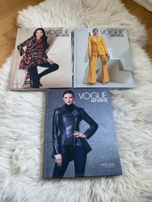 Vogue Patterns - 100 kr per bok! Upptäck trendiga och inspirerande mönster för kläder! Vogue Patterns-böckerna är fyllda med snygga designer, från färgstarka toppar till coola jackor och kostymer. Perfekt för dig som vill skapa din egen stil och utforska mode på ett kreativt sätt. 