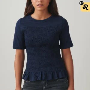 Smockad topp - Tshirt från Gina tricot i nytt skick, storlek 152/sitter som xs. Har aldrig använt den, helt slutsåld på Gina.