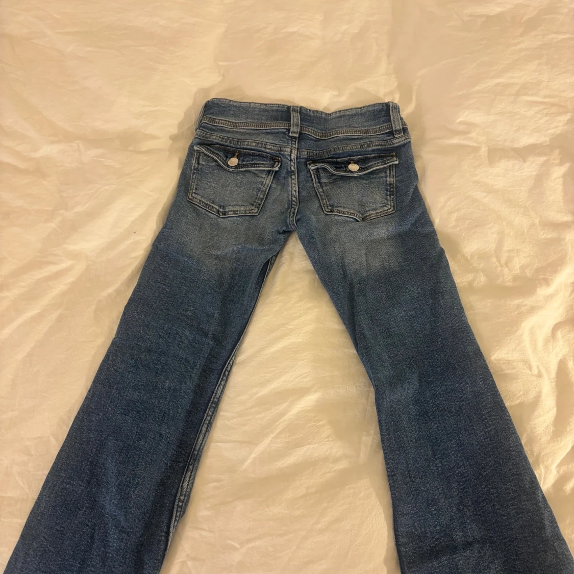 Blå bootcut jeans från Gina Tricot - 3