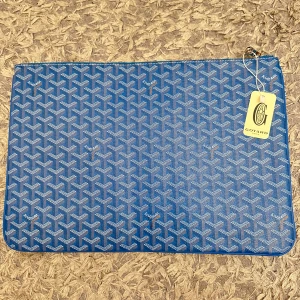 Kuvertväska blå - Fin kuvertväska med sitt unika mönster. Passar perfekt för datorn eller större accessoarer.                                Hör av dig vid frågor! 