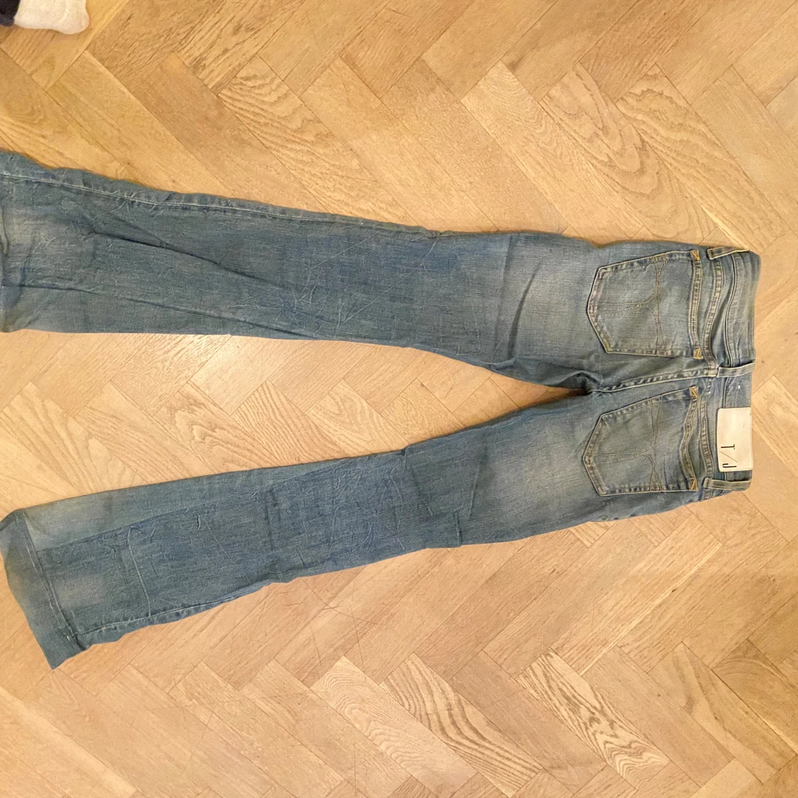 Lågmidjade ljusblå bootcutjeans - 1