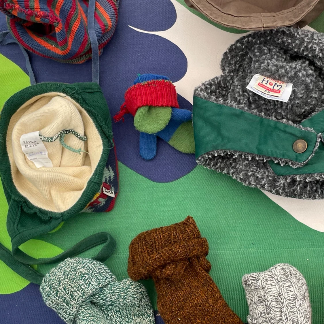 Barn mössor, kepsar stl 50-52 och raggsockor - 2