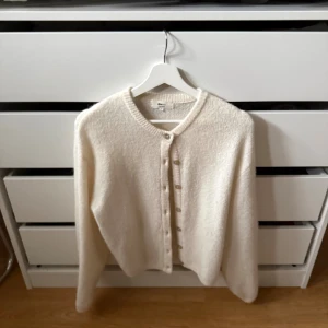 Stickad kofta - Stickad kofta från Gina Tricot i storlek xs
