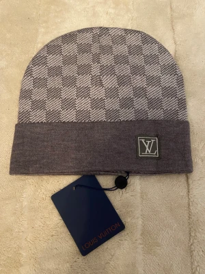 L.V Mössa - Helt ny grå l.v mössa i top skick. För funderingar är det bara att skriva😊