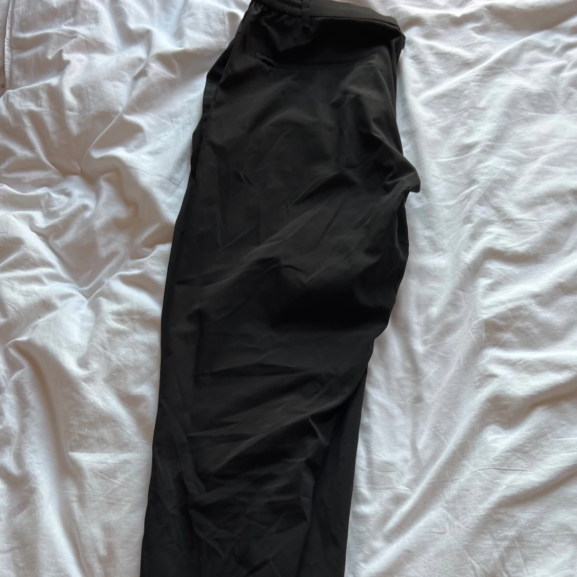 Svarta tapered byxor med snörning - 1