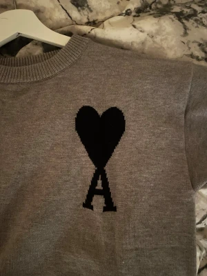 Grå stickad tröja från Ami - Säljer tröjan då den inte passar mig