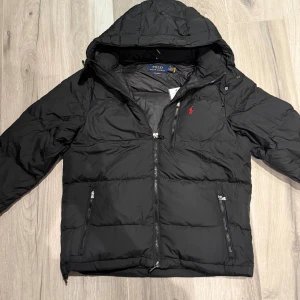 Ralph Lauren Winter Jacket - Säljer en Ralph Lauren winter jacka nu inför vintern!Helt ny den är mörkblå
