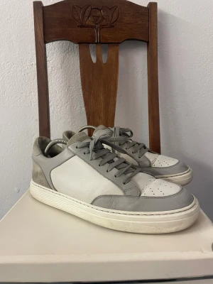 Brunello Cucinelli skor - Allmänt sköna Brunello Cucinelli skor i st 40! Nypris 890€! Har sett sina bättre dagar men ändå schysst skick! Går säkert att fina till dom om man har tid för det! Hör av dig vid ytterligare frågor! Mvh Henru