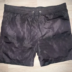 badshorts av gucci  - Gucci badshorts, köptes äkta i Italien för cirka 2,7k för 2 år sen. Inte används så mycket. Säljs eftersom de är små. 