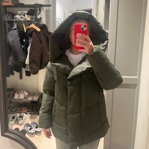 Pufferjacka grön - Så snygg jacka med stor luva. Jätte fin modell. Står xs i men passar som en s/m