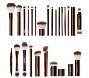 Hourglass sminkborstar set 23st - Lyxigt set med Hourglass sminkborstar i metallic roséguld. Innehåller flera borstar för ansikte och ögon, med täta, mjuka syntetiska borst och elegant design. Perfekt för applicering av foundation, rouge, highlighter och ögonskugga. Kommer i snygga förpackningar.