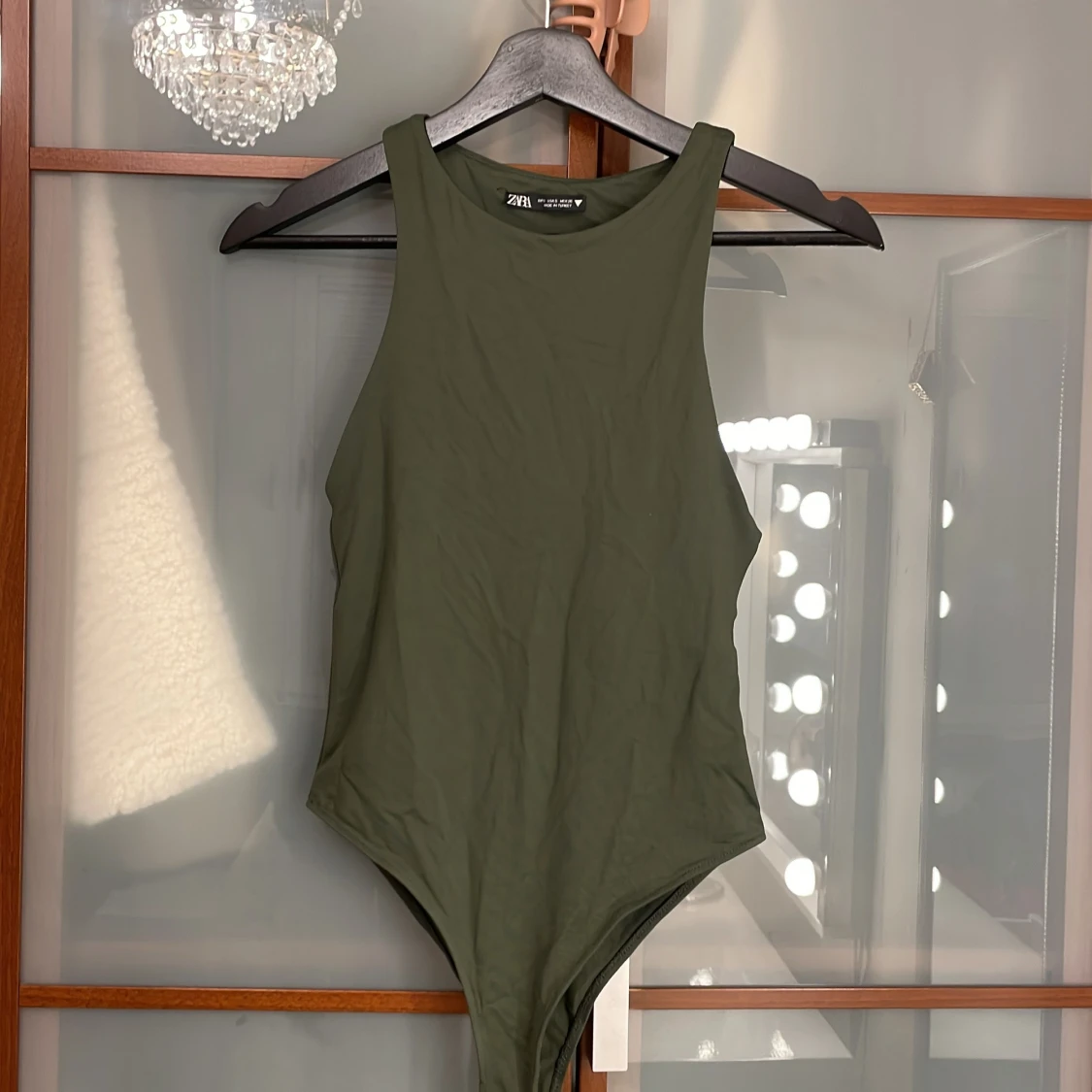 Olivgrön ärmlös bodysuit från Zara