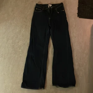 Mörkblå wide jeans från H&M - Säljer ett par mörkblå jeans från H&M i storlek 38 med breda ben och klassisk femficksdesign.