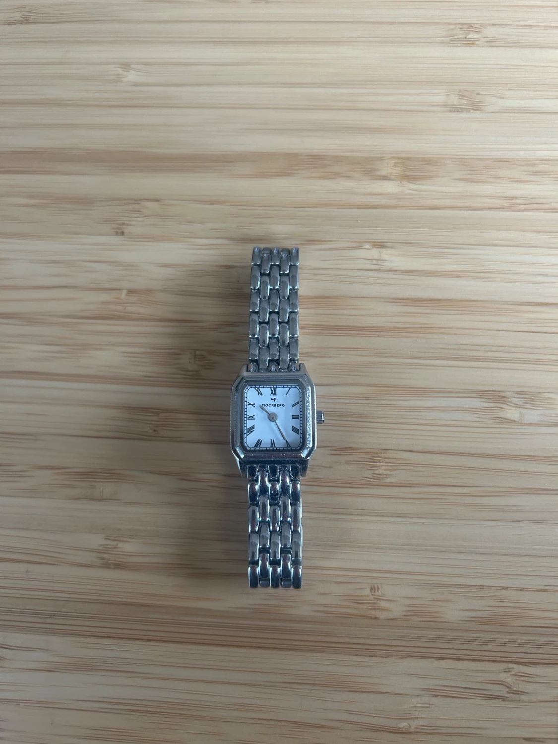 Silverfärgad klocka från Mockberg