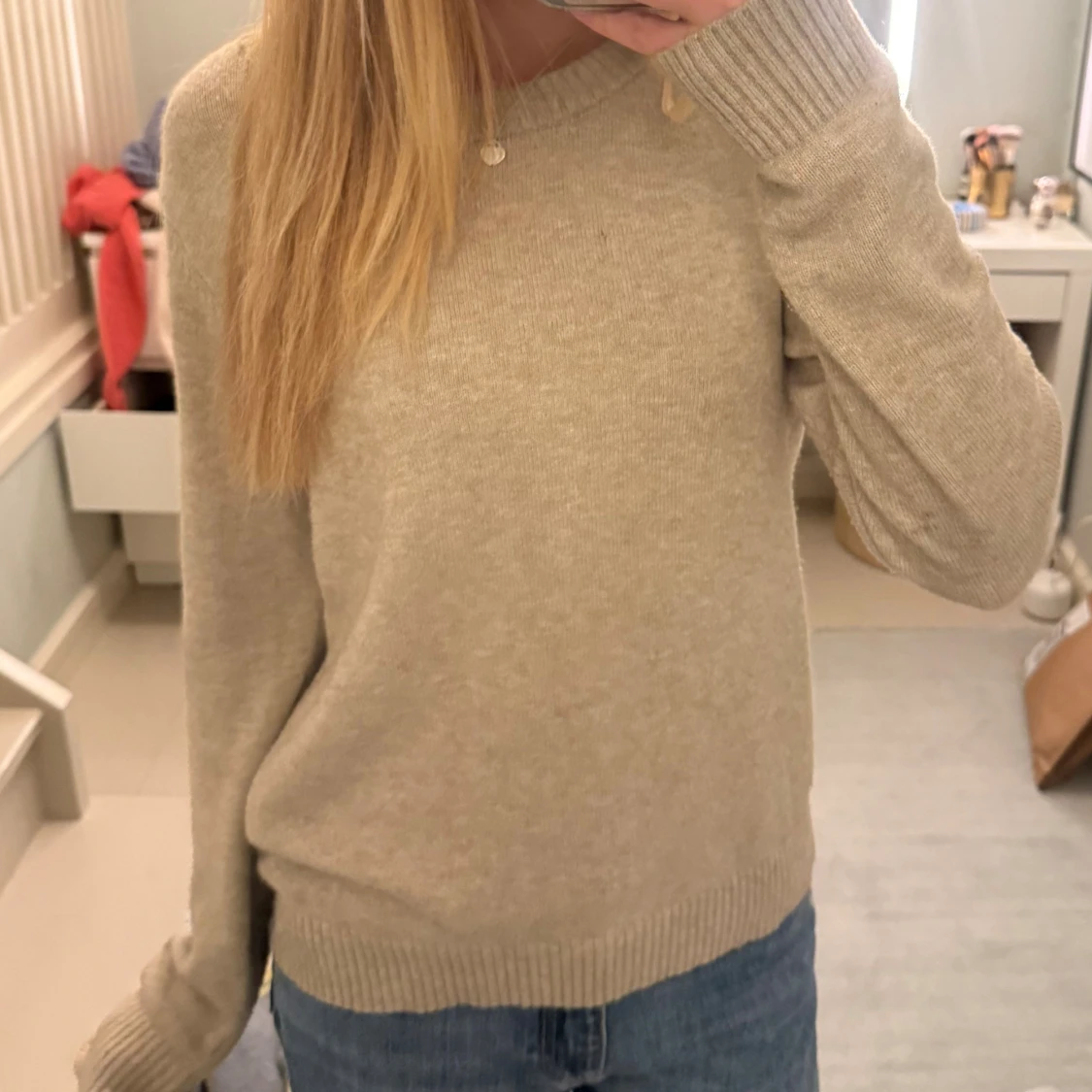 Beige stickad tröja med rund hals