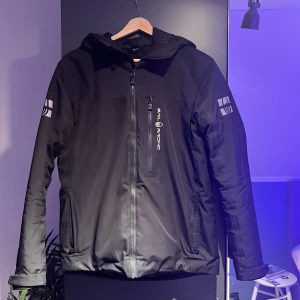 Svart jacka från Sail Racing - Säljer en svart jacka från Sail Racing i mycket bra skick. Den är knappt använd och i väldigt bra skick. Priset är inte hugget i sten, hör av vid mig minsta fundering 🙌