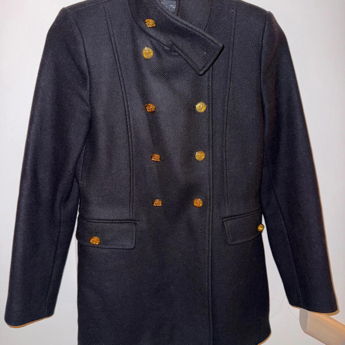 Svart skepparkavaj med guldknappar från Zara