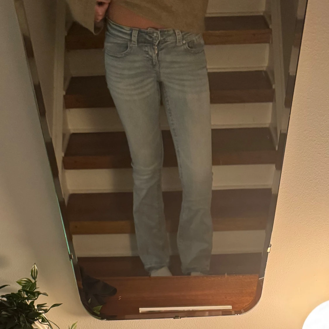Ljusblå bootcut jeans med fickdetalj - 2