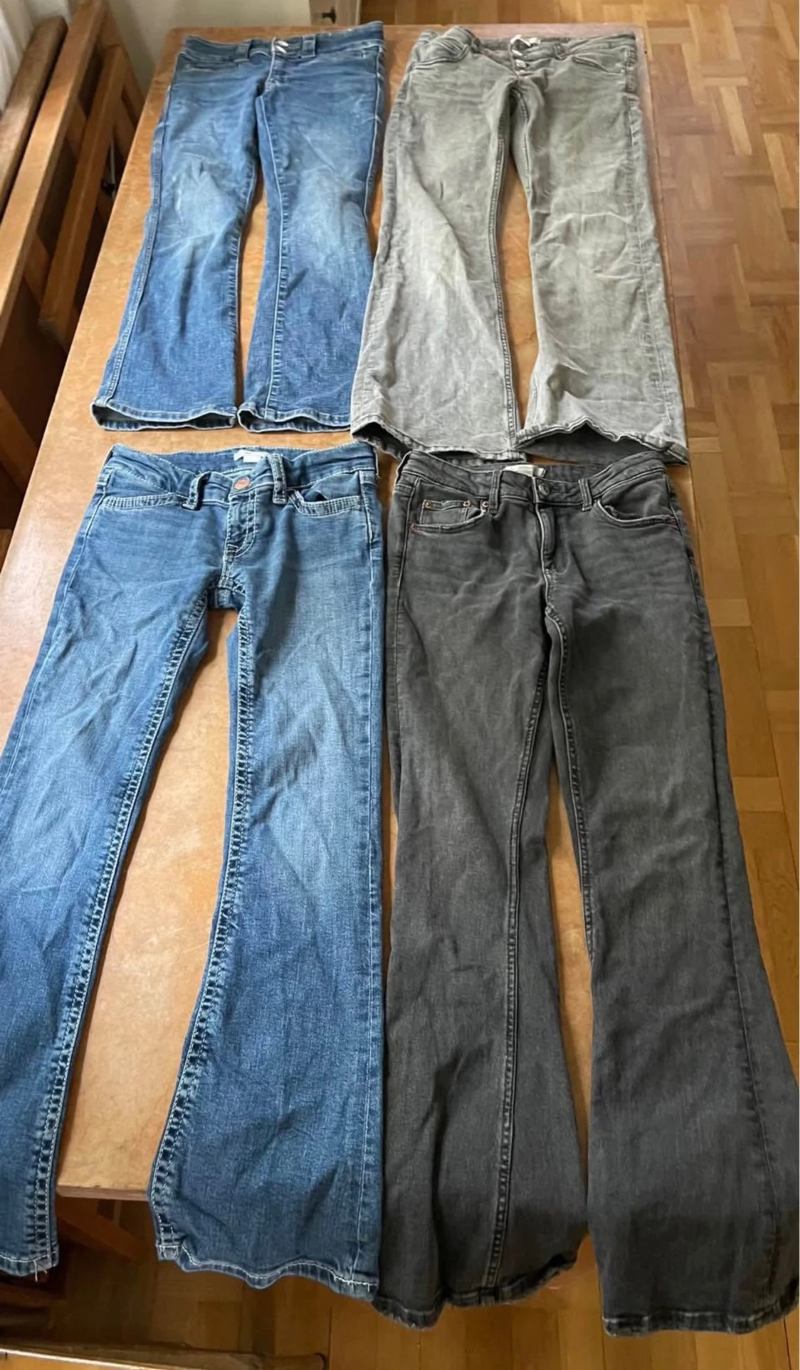 Fyra par bootcut jeans i olika färger