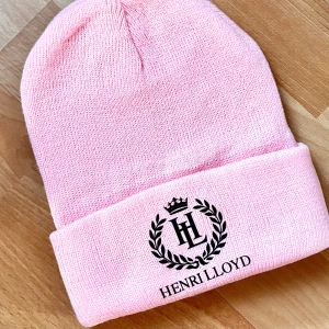 Rosa mössa från Henry Lloyd! - Rosa stickad mössa i Onesize från med Henry Lloyd-logo framtill. Ny och oanvänd. 