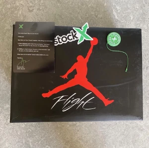 Nike Air Jordan 4 Retro svart/röd - Nike Air Jordan 4 Retro i svart och rött med klassisk meshpanel, synlig Air-sula och Jumpman-logga på plösen. Snygga detaljer i rött och svart mocka, samt snörning och robust platt sula. Perfekta för dig som vill sticka ut med en ikonisk sneaker.