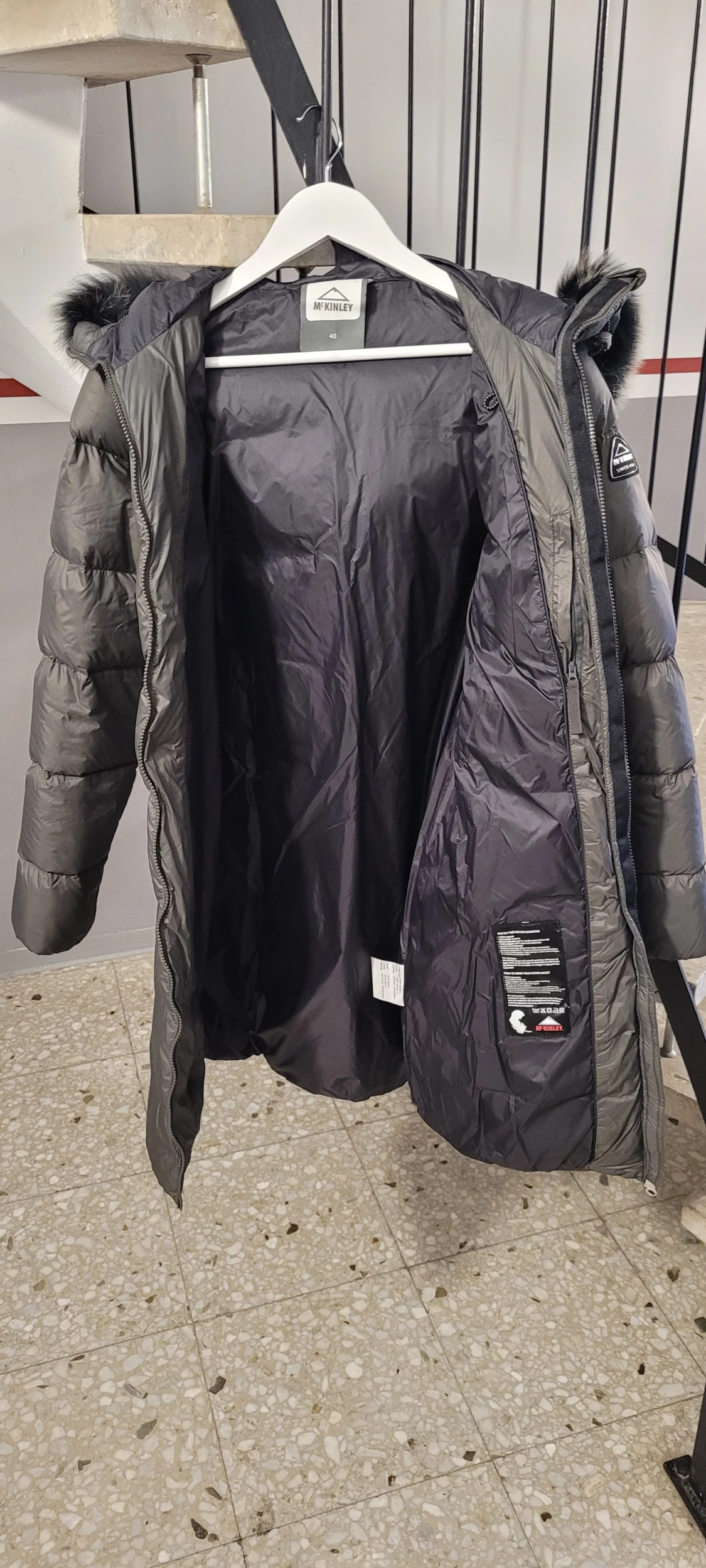 Mörkgrå pufferjacka med päls från McKinley
