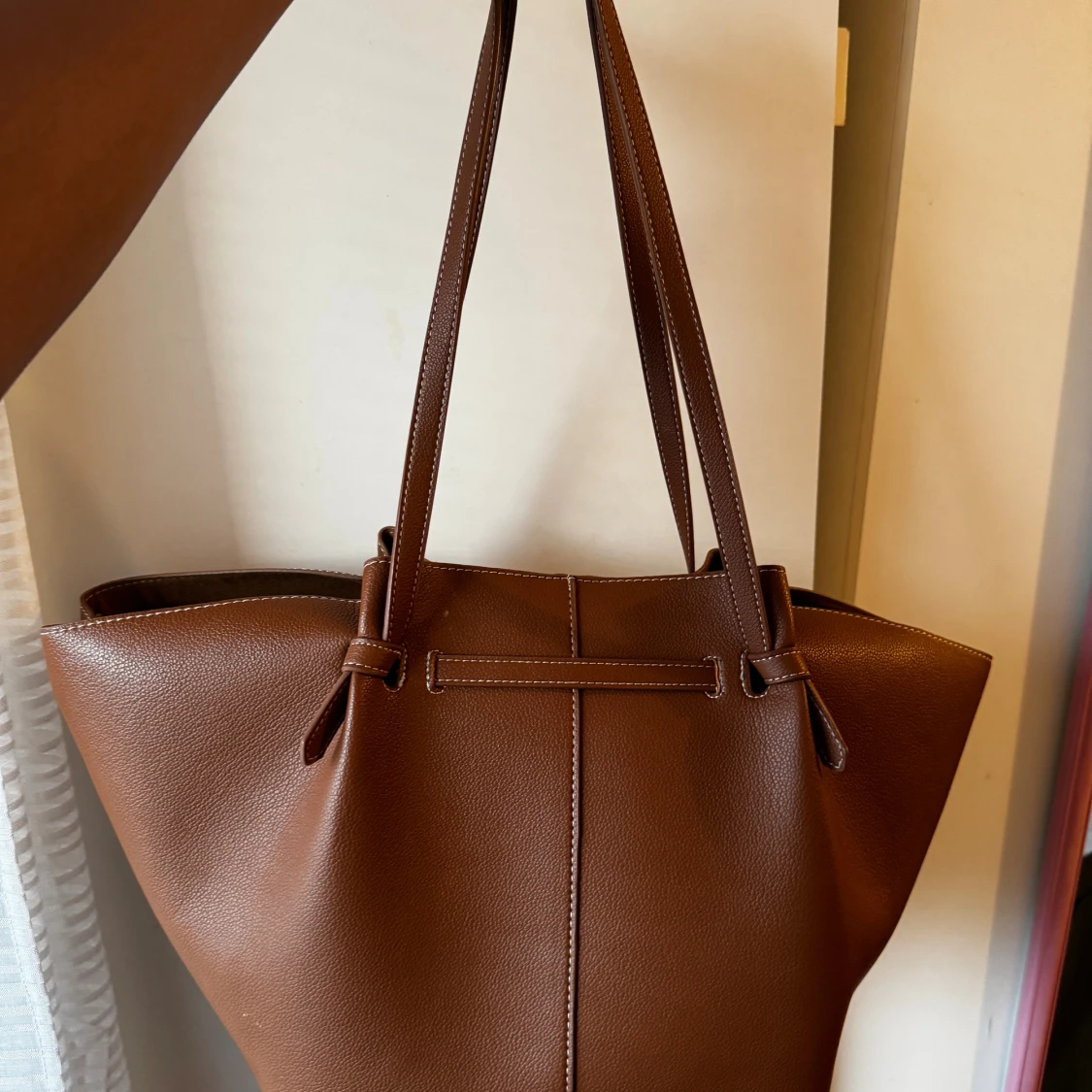 Brun axelväska i skinn med gulddetalj - 2