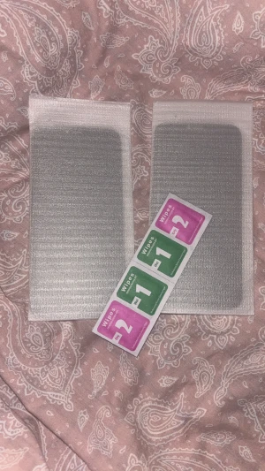 iPhone 12-15 Skal & Skärmskydd Paket - Paket med tre iPhone 12-15 skal i olika färger och motiv samt två skärmskydd med rengöringsdukar. Skalen är i fint skick, ett med Disney-slott och ett med hel rosa, perfekt för att skydda din iPhone 15 mot repor och stötar. Skärmskydden och Holdit skalet är helt nya och oanvända till iPhone 12/12 PRO. Slott skalet är bränt på sidorna och både skalen har lite färg gått bort vid sidorna. iPhone 15 skalen är ifrån Shein medans skärmskydden och skalet är ifrån Holdit.