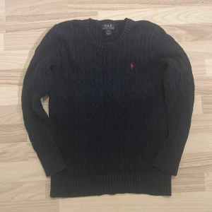 Ralph lauren tröja - Tja! Säljer denna feta tröja från Ralph lauren. Den är storlek 14-16 vilket passar runt 160-170. Den är i jättebra skick!🤩