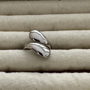 Silvrig ring - Designen är unik och sticker ut med sina geometriska former. Perfekt för dig som gillar statement-smycken och vill ha något som syns.