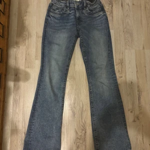 Blå bootcut jeans från Gina Tricot❣️ - Snygga blå jeans från Gina Tricot i storlek 170. De är bootcut och low waist❣️ de går att justera dem i midjan till så som man vill ha det. Knappt använda❣️ Säljer pga de är förstora. Skriv gärna om ni vill ha mått eller fler bilder❣️