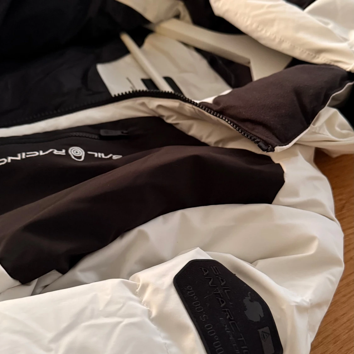 Vit och svart Sail Racing dunjacka - 2
