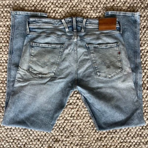 Replay anbass jeans - Säljer ett par replay anbass jeans. Modell:- Anbass. Storlek: W34, L32 men kan passa andra storlekar. Se bifogad mått längre ner! Skick: 7/10. Inga skador men har två stycken bleka fläckar vid framsida lår, går antagligen bort i tvätt. Fråga för mer bilder! Mått:- längd: 106cm & midja 45cm! Vid frågor är det endast att höra av sig! 📩 OBS: jeans har två slitningar vid vänster lår/knä! 