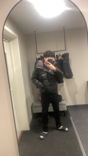 Burberry jacka/väst - Säljer en svart helt ny svart burberry jacka, jag säljer den eftersom jag valde fel storlek, så den var för stor för mig