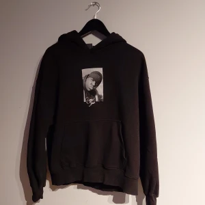 Svart Biggie Smalls hoodie från H&M - Svart hoodie från H&M med oversized passform och motiv av Biggie Smalls på bröstet. Baksidan har stor vit text med låttexten till Hypnotize. Tröjan har huva, magficka och långa ärmar. Perfekt för dig som gillar streetwear och hiphop.