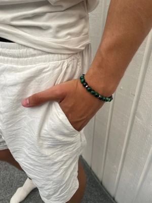 STENARMBAND - 8mm Grön & Svart - Snyggt STENARMBAND från Montore. 8mm pärlor med snygga metalldetaljer. Vid fler frågor eller funderingar, hör av dig!🙌