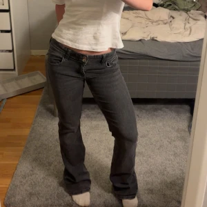 Grå utsvängda lågmidjade jeans - Utsvängda lågmidjade jeans från Ginatricot med fickdetaljer❤️